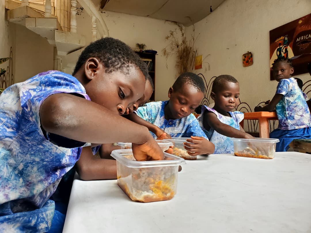 Atelier d'éveil artistique en plein air pour les enfants vulnérables à Cotonou